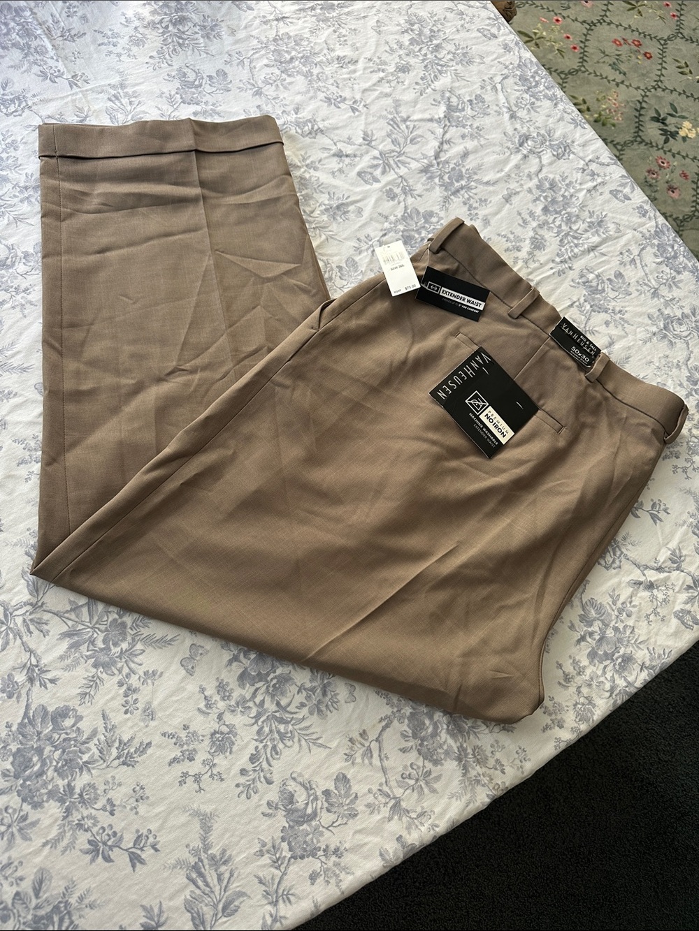 NWT Men’s Van Heusen Slacks 50x30 Double Pleat Chestnut